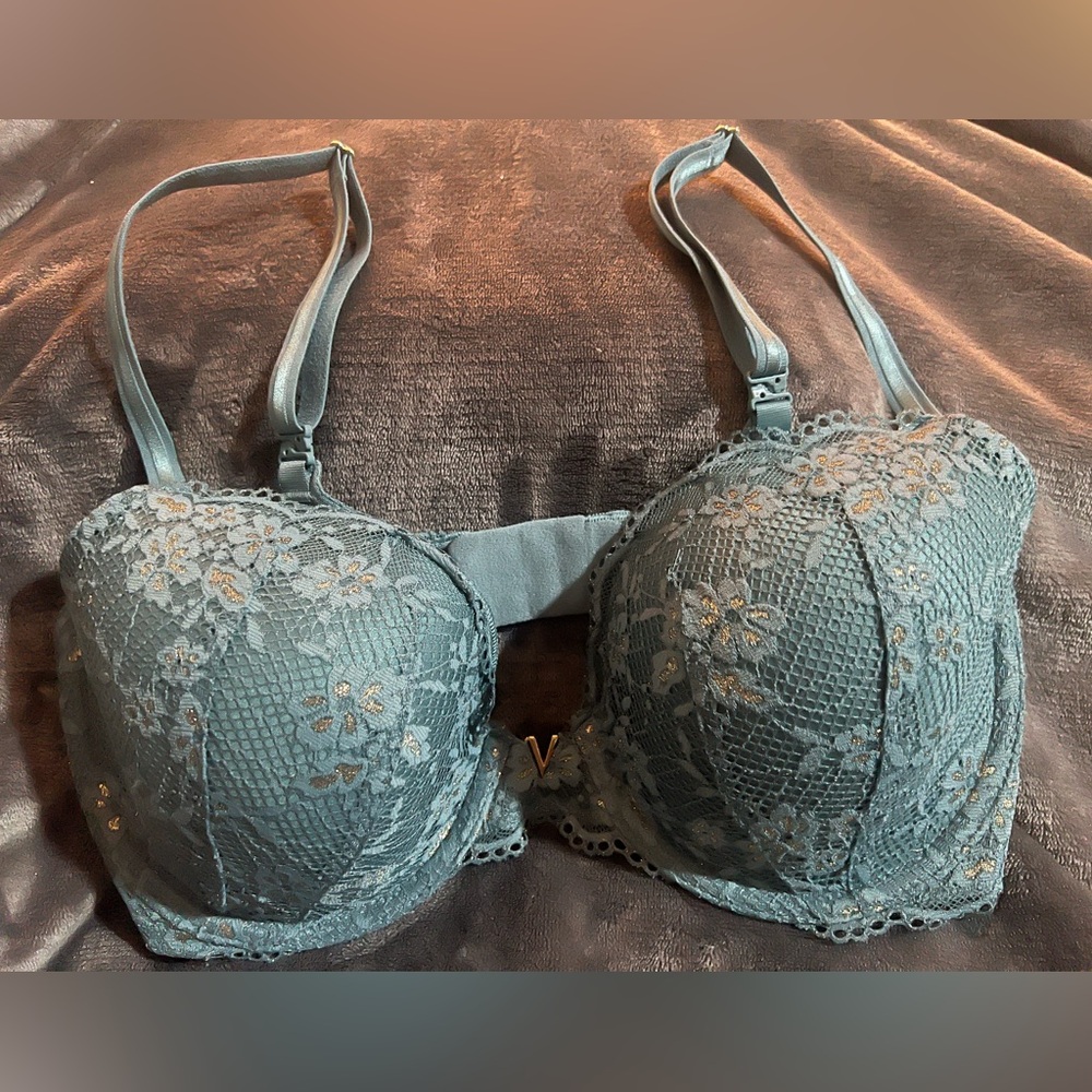Victoria’s Secret elegant Lace Underwire Bra in Teal
Size 34DD